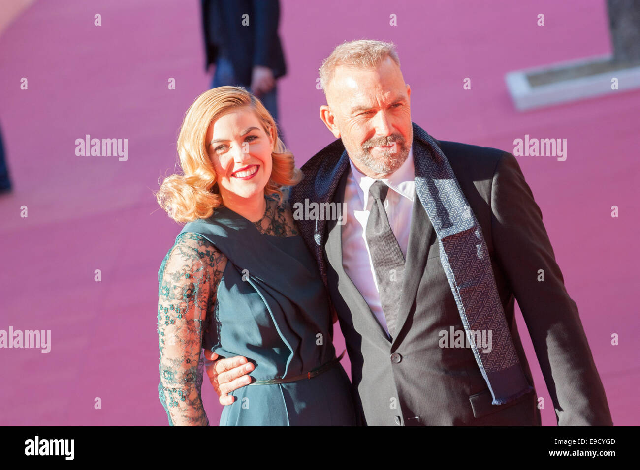 Roma, Italia. 24 ott 2014. Kevin Costner con sua moglie Lily Costner sul Red Carpet per la presentazione del film "Bianco e nero". Credito: Luca Prizia/Pacific Press/Alamy Live News Foto Stock