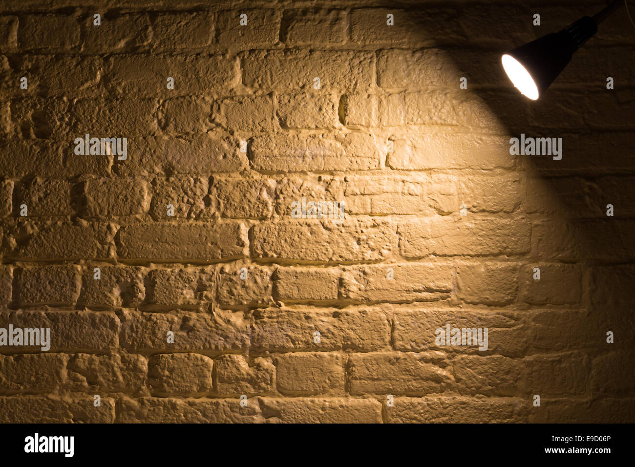 Una macchia di luce che risplende su una parete con uno spazio di copia  Foto stock - Alamy