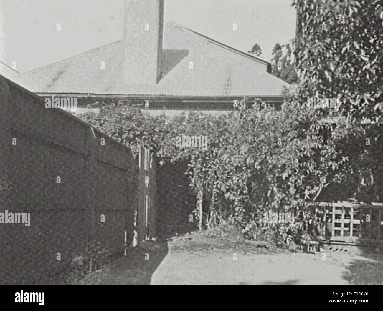 Una fotografia di Osgathorpe, un albergo situato in Victoria Road a Ryde, nel nuovo Galles del Sud. Questa immagine risale al XX secolo e cattura l'essenza della vita suburbana nell'area durante quel periodo. Foto Stock
