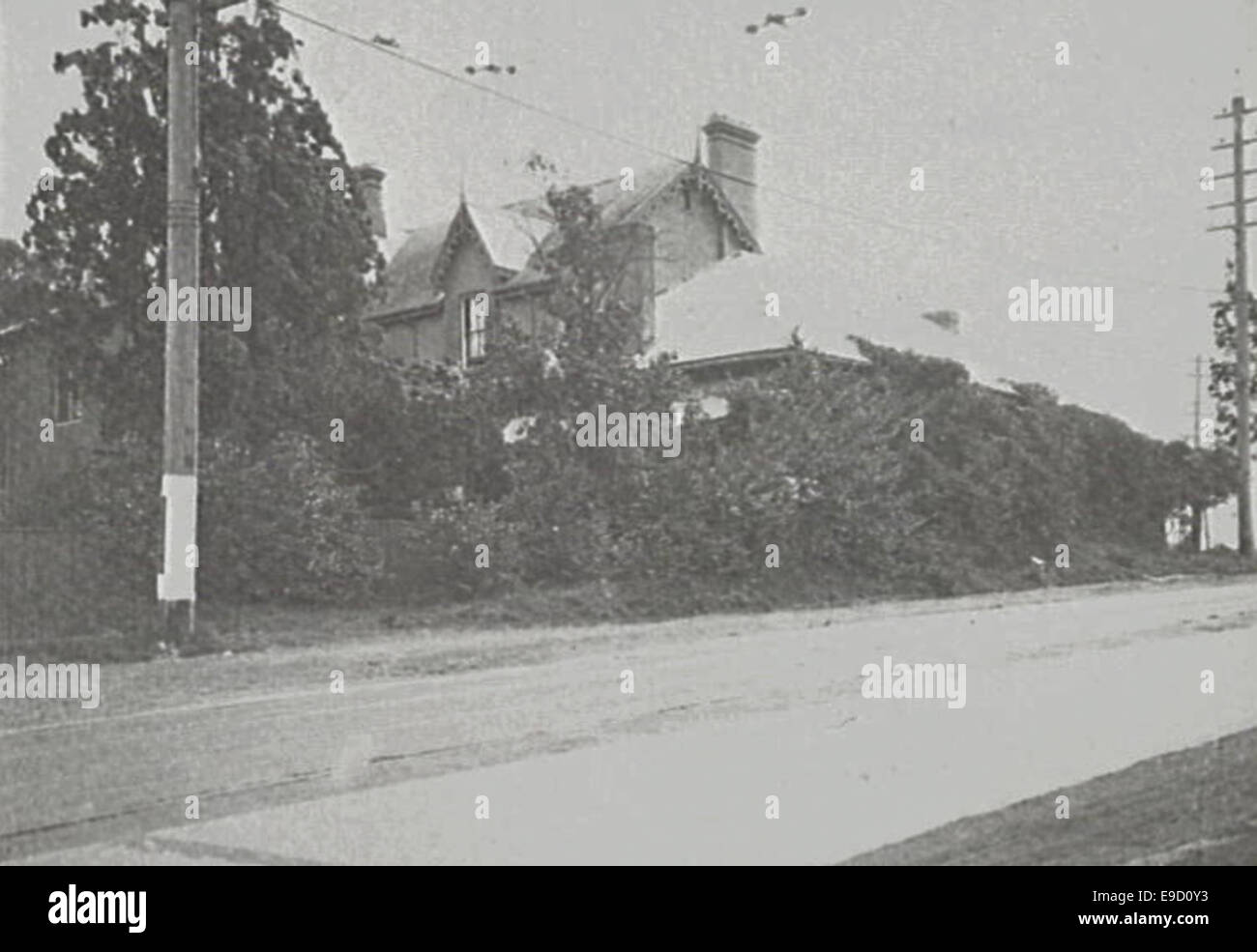 Questa fotografia mostra Osgathorpe, una posizione su Victoria Road a Ryde, nel nuovo Galles del Sud. L'immagine raffigura la scena stradale e mette in risalto lo stile residenziale e architettonico della zona durante i primi anni del XX secolo. Foto Stock