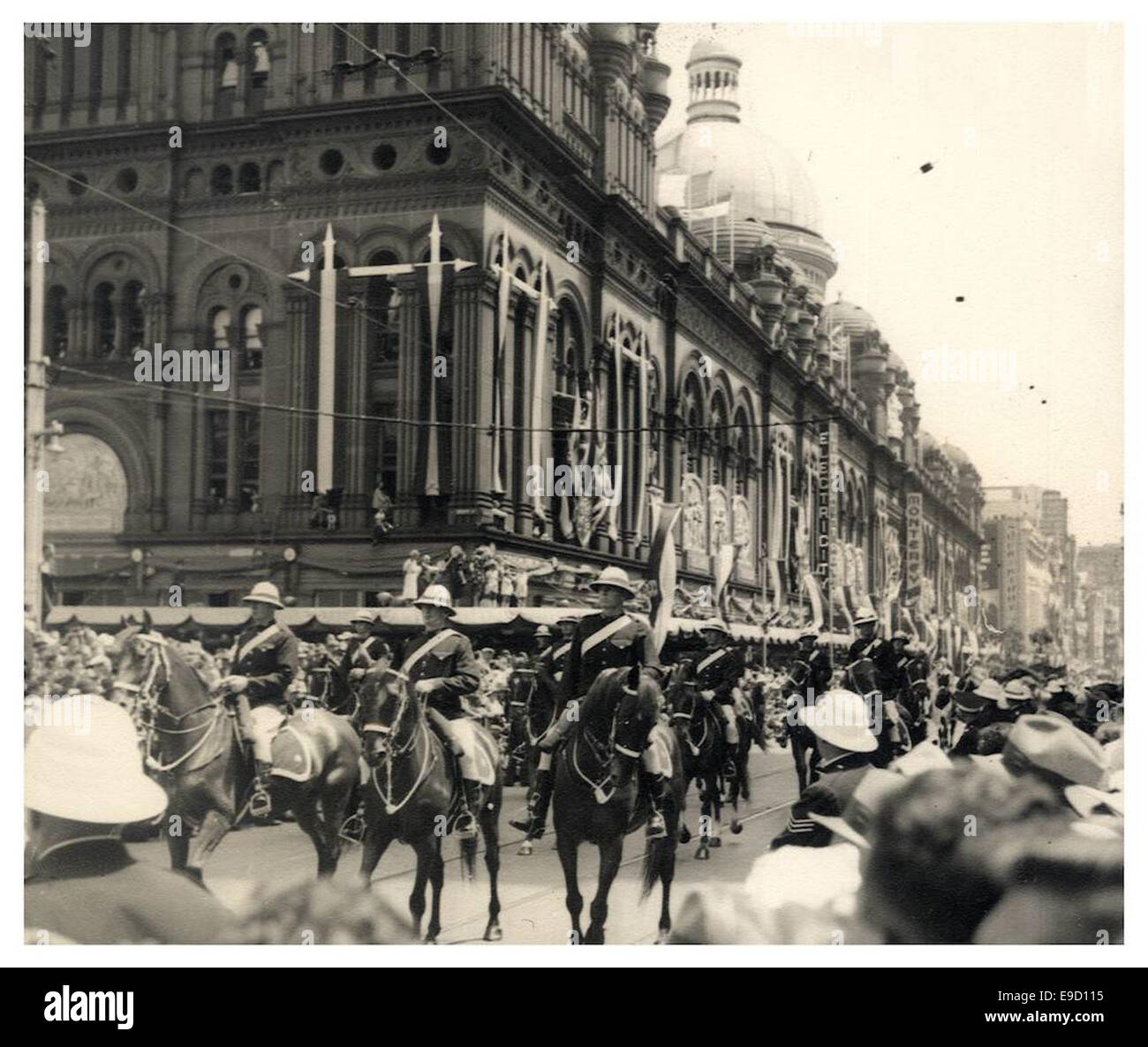 Questa fotografia cattura le celebrazioni del sesquicentenario, o 150 ° anniversario, di Sydney in George Street. L'immagine riflette i festeggiamenti pubblici in onore della pietra miliare della città nel 1938. Foto Stock