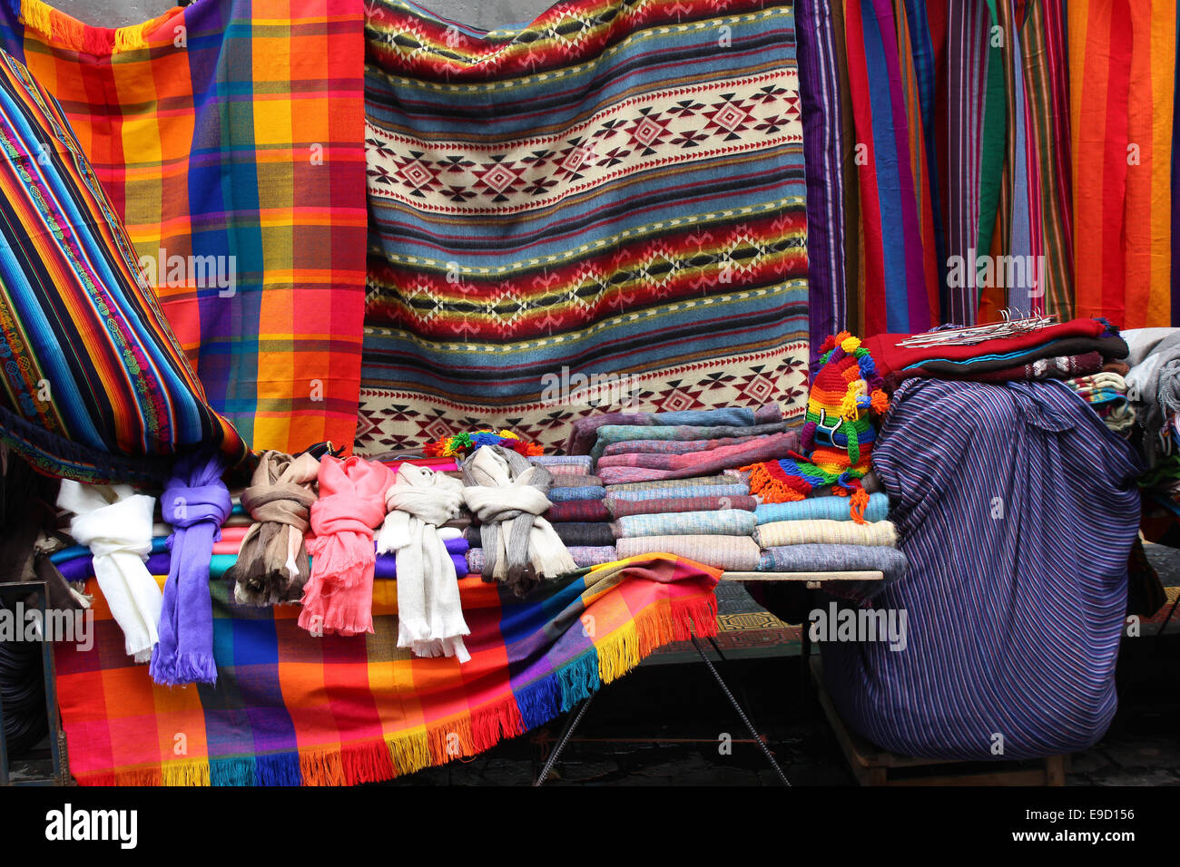 Colorate Sciarpe fatte a mano e coperte per la vendita all'esterno il  mercato artigianale di Otavalo, Ecuador Foto stock - Alamy
