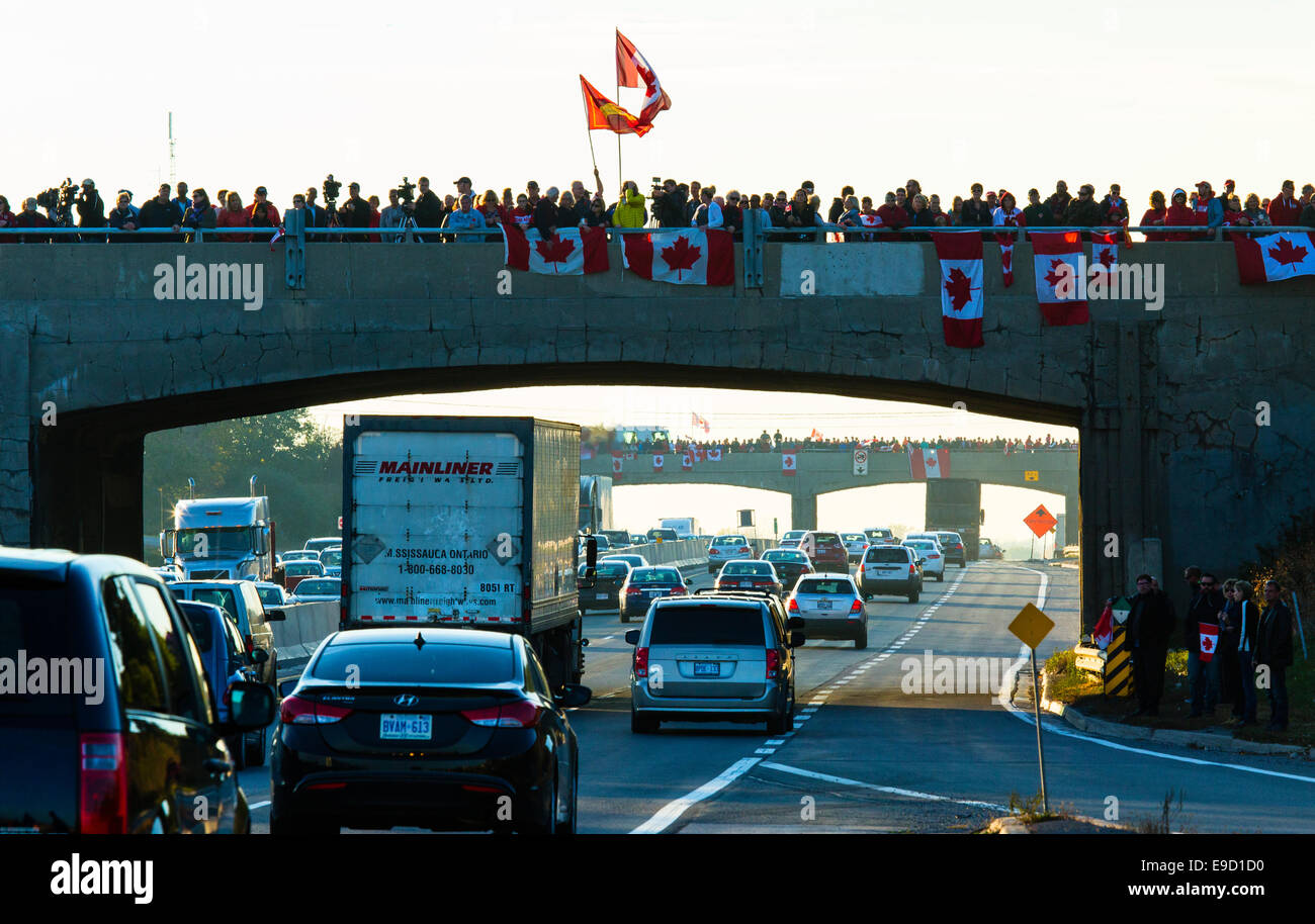 Ottobre 24 2014 Whitby Ontario in Canada. I canadesi che mostra il supporto per Cpl. Nathan Cirillo il soldato fatalmente shot presso il National War Memorial a Ottawa Ontario Canada tornando a casa sua città Hamilton Ontario, sull'Autostrada degli eroi. La Strada degli Eroi corre da forze canadesi Base Trenton Toronto Ontario Canada. Foto Stock