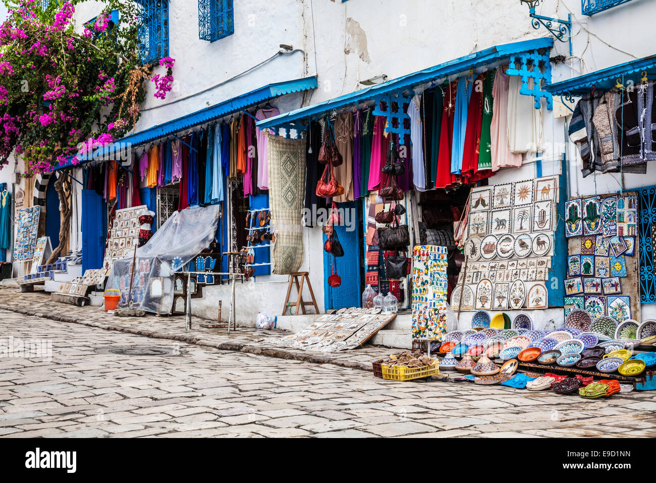 Tradizionale souvenir tunisino lungo la strada principale di Sidi Bou Said, Tunisia. Foto Stock