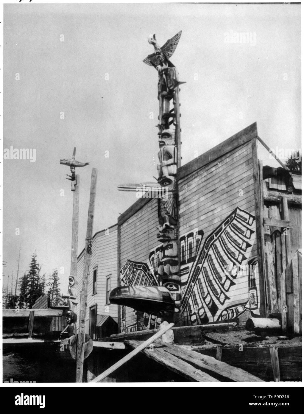 Questa fotografia cattura i pali totemici di Alert Bay, British Columbia. I pali totemici fanno parte della cultura indigena della regione e hanno un significato culturale e spirituale significativo. Foto Stock