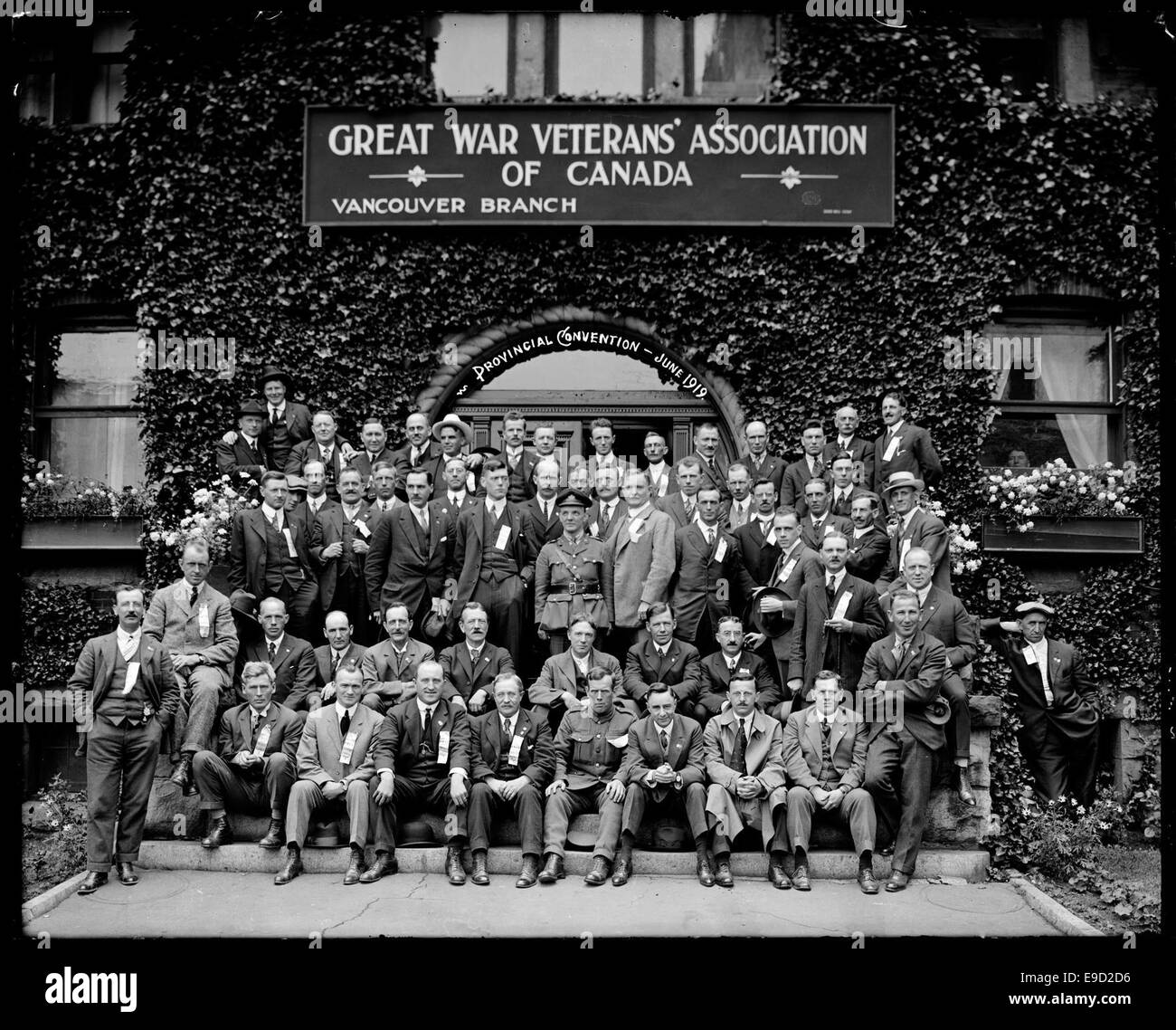 Un gruppo di veterani della grande Guerra che partecipano alla Convenzione Provinciale. Questa fotografia cattura i veterani della prima guerra mondiale riuniti in un evento formale, probabilmente all'inizio del XX secolo, che riflette il loro contributo allo sforzo bellico. Foto Stock