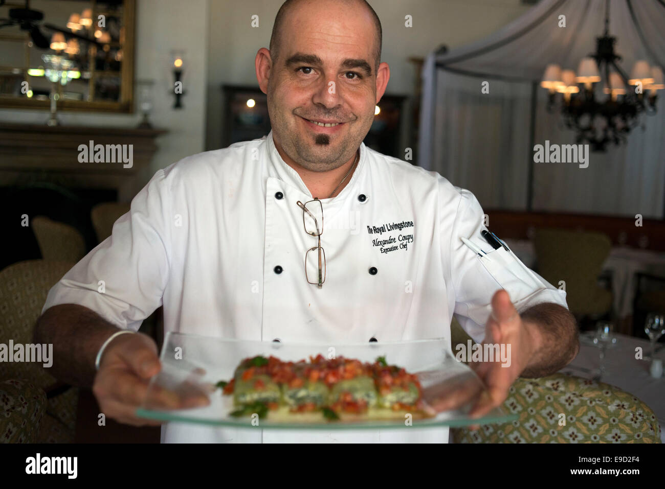 Chef francese Alexandre Coupy, executive chef del Royal Livingstone Hotel, percorsa a Lusaka specificamente per preparare Foto Stock