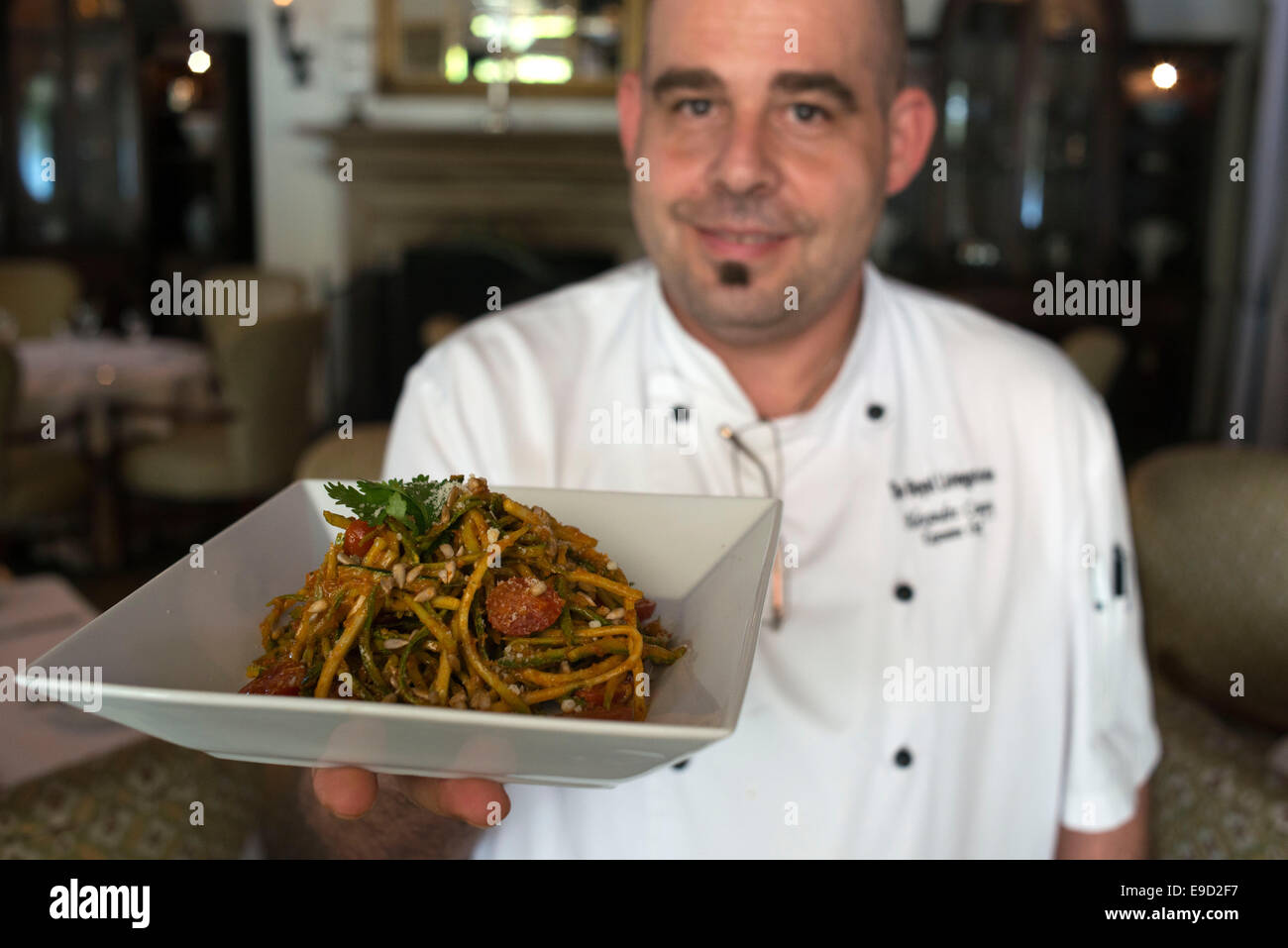 Chef francese Alexandre Coupy, executive chef del Royal Livingstone Hotel, percorsa a Lusaka specificamente per preparare Foto Stock