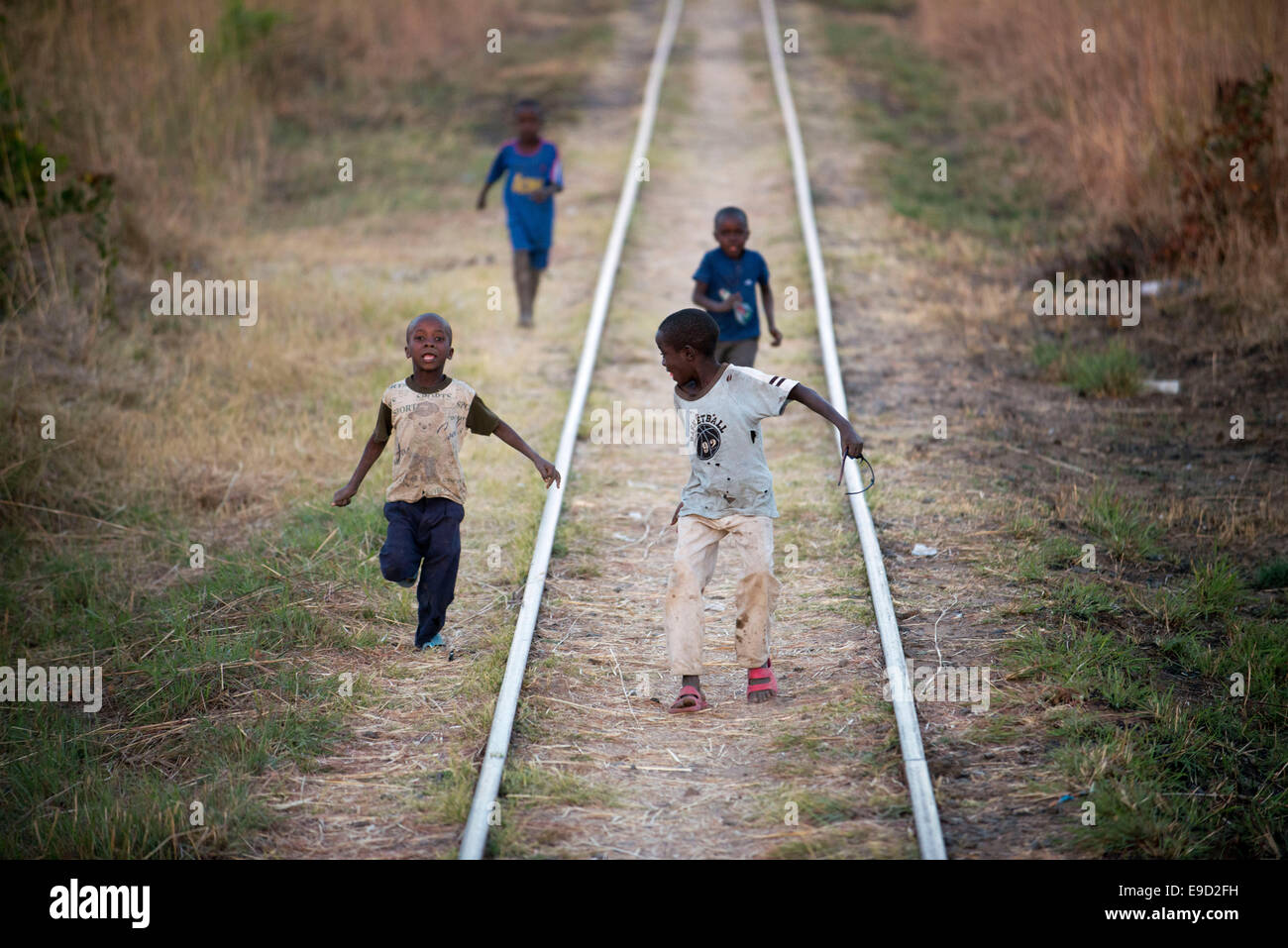 I bambini dire addio. Ferrovia. Zambia. Tramonto nella Royal Livingstone Express treno di lusso. La locomotiva a vapore, 156 è un decimo Foto Stock