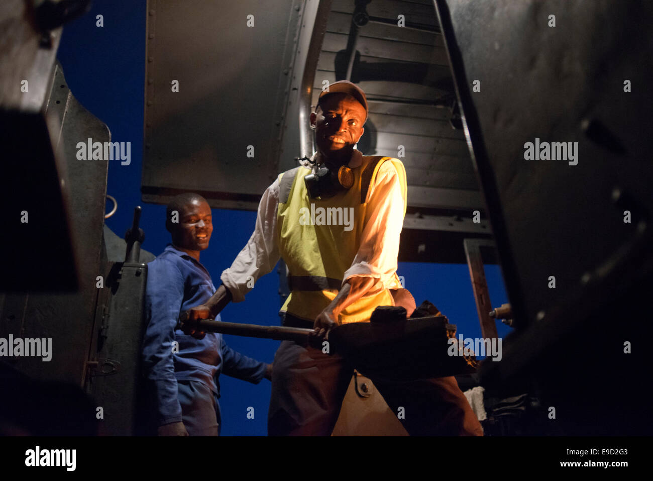 Uno dei ferrovieri di Livingstone Express treno lusso antracite alimentazione locomotiva del treno. Il Royal Livingstone Exp Foto Stock