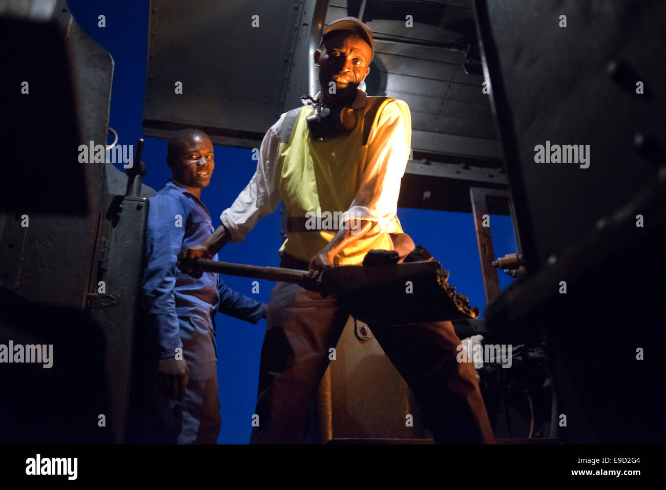 Uno dei ferrovieri di Livingstone Express treno lusso antracite alimentazione locomotiva del treno. Il Royal Livingstone Exp Foto Stock