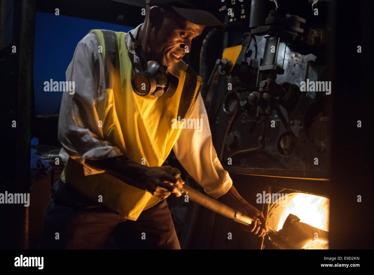 Uno dei ferrovieri di Livingstone Express treno lusso antracite alimentazione locomotiva del treno. Il Royal Livingstone Exp Foto Stock