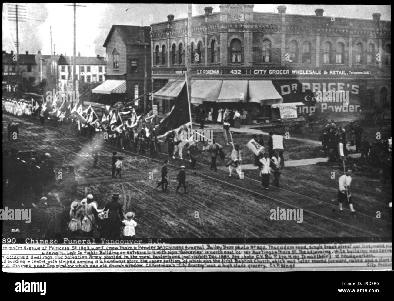 Questa fotografia raffigura una processione funebre cinese sulla Main Street, probabilmente dei primi anni del XX secolo. L'immagine cattura le pratiche culturali e i rituali associati ai funerali cinesi in ambienti urbani durante questo periodo. Foto Stock