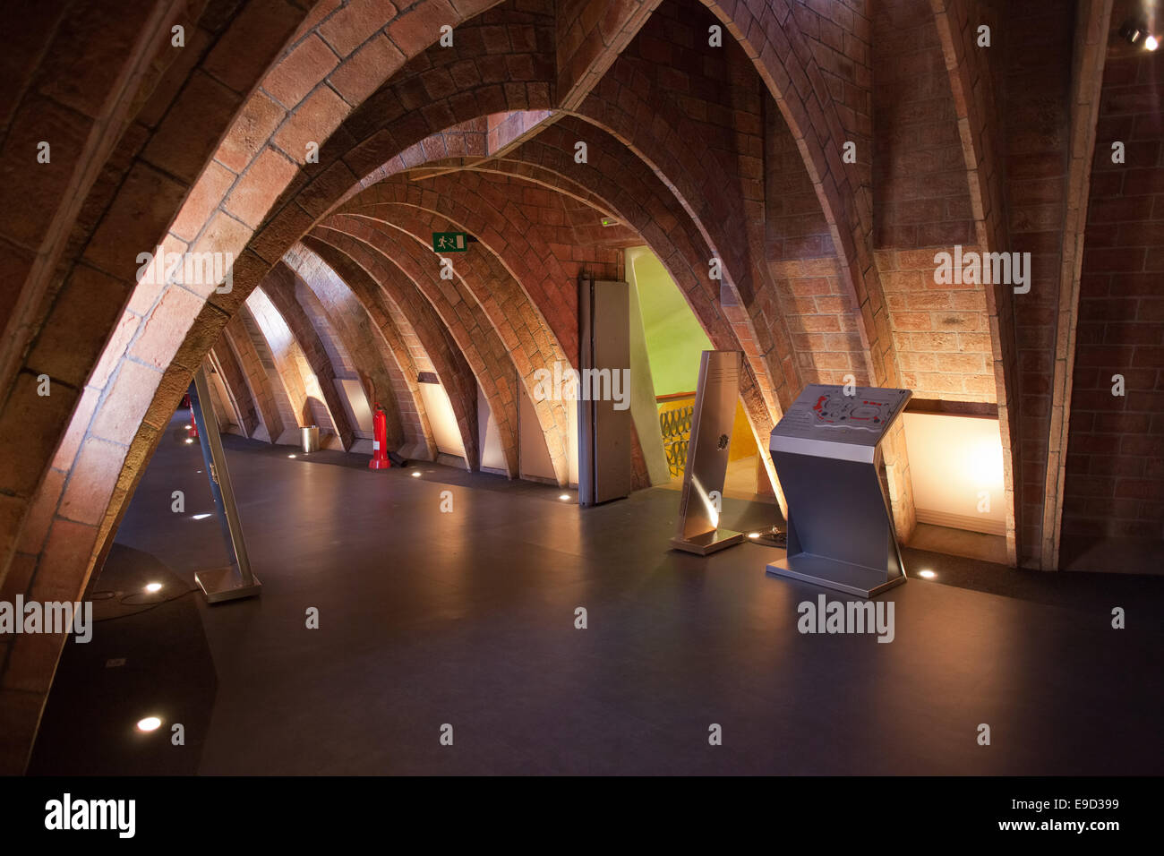 Attico interni della Casa Mila (La Pedrera di Antoni Gaudì a Barcellona, in Catalogna, Spagna. Foto Stock