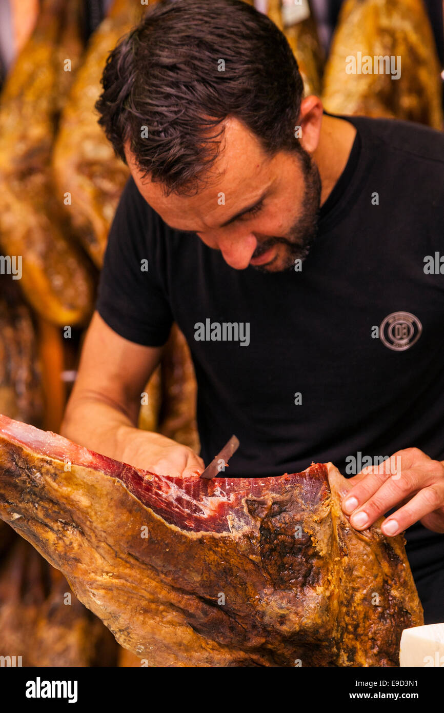 Disco per affettare jamon serrano nel mercato centrale di Valencia, Spagna. Foto Stock