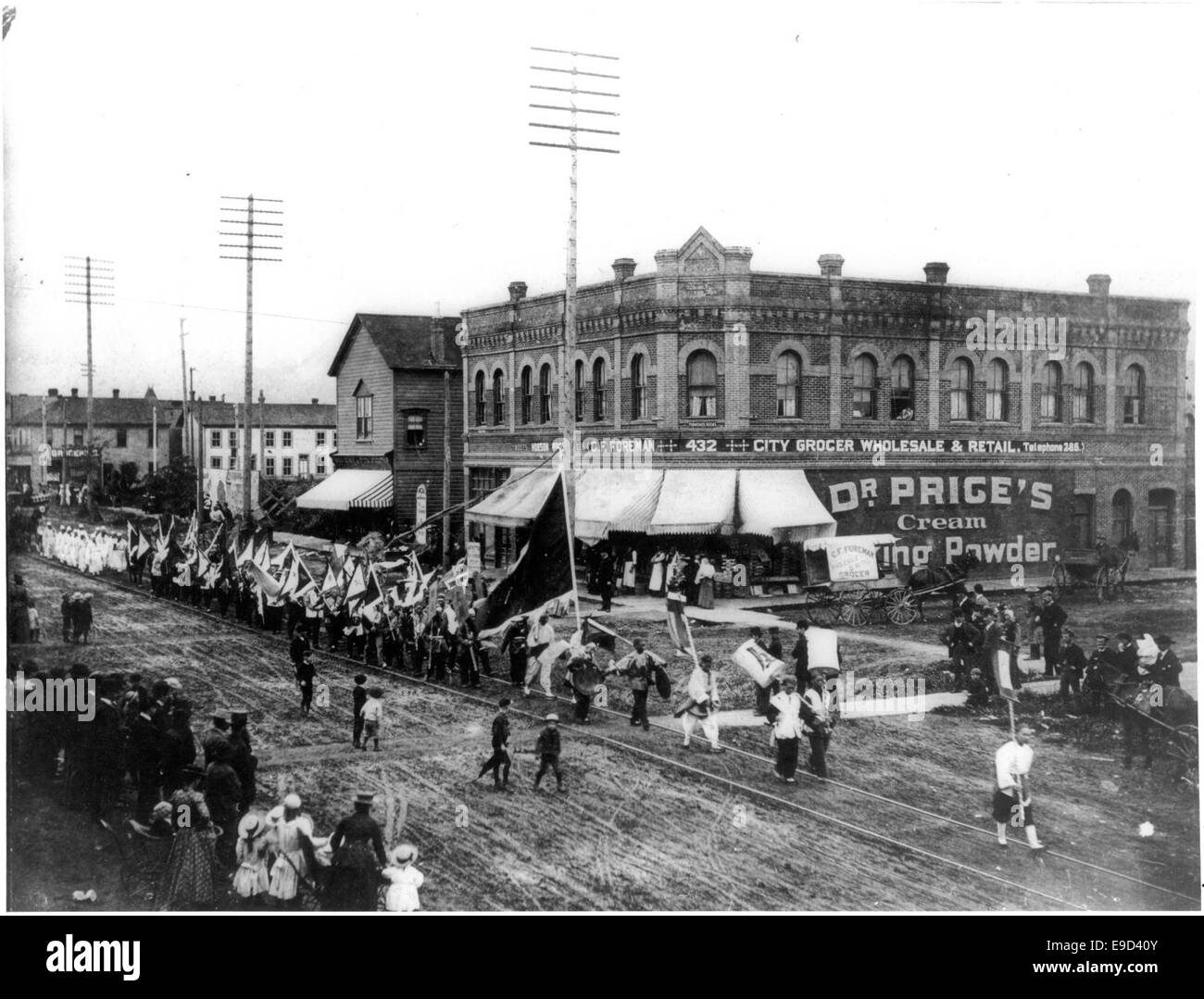 Questa fotografia raffigura una processione funebre cinese sulla Main Street, catturando la natura cupa e rispettosa dell'evento mentre procede attraverso uno spazio pubblico. Foto Stock