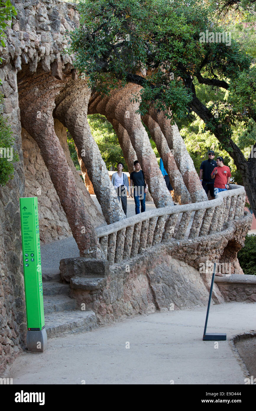 Colonne di inclinazione della terrazza colonnate di Antoni Gaudi nel Parco Guell di Barcellona, in Catalogna, Spagna. Foto Stock