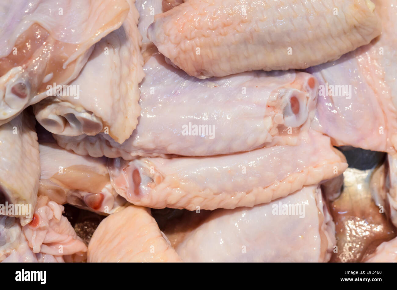 Fresche, refrigerate ali di pollo, attendere da vendere nel mercato Foto Stock