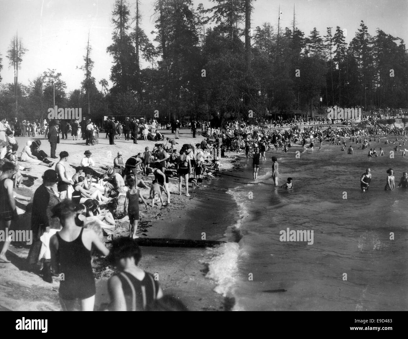 Questa fotografia mostra i nuotatori che amano Second Beach, una popolare destinazione costiera. L'immagine cattura la bellezza della spiaggia e il suo uso attivo da parte dei visitatori. Foto Stock