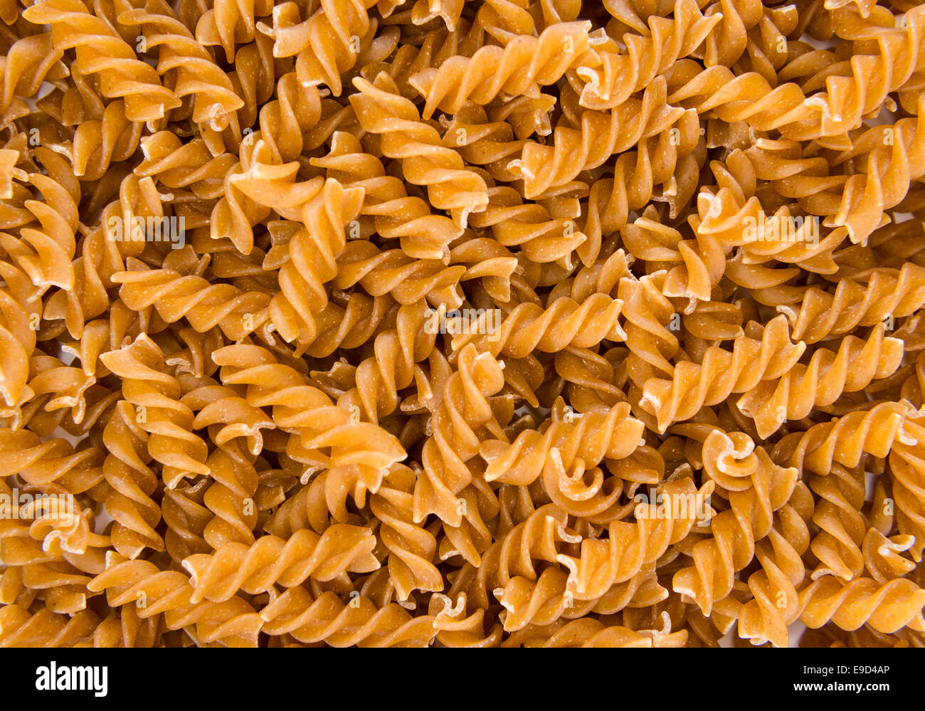 Porzione di Fussili integrale come close-up per immagine di sfondo o uso di texture Foto Stock