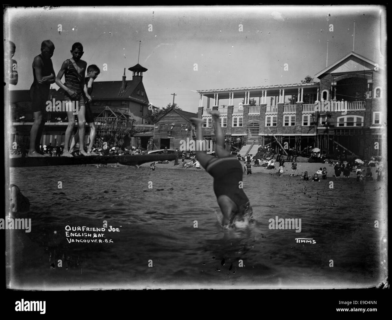 Fotografia di Joe Fortes, un rinomato subacqueo, che si esibisce a English Bay, catturando un momento dell'attività ricreativa del XX secolo a Vancouver, Canada. Foto Stock