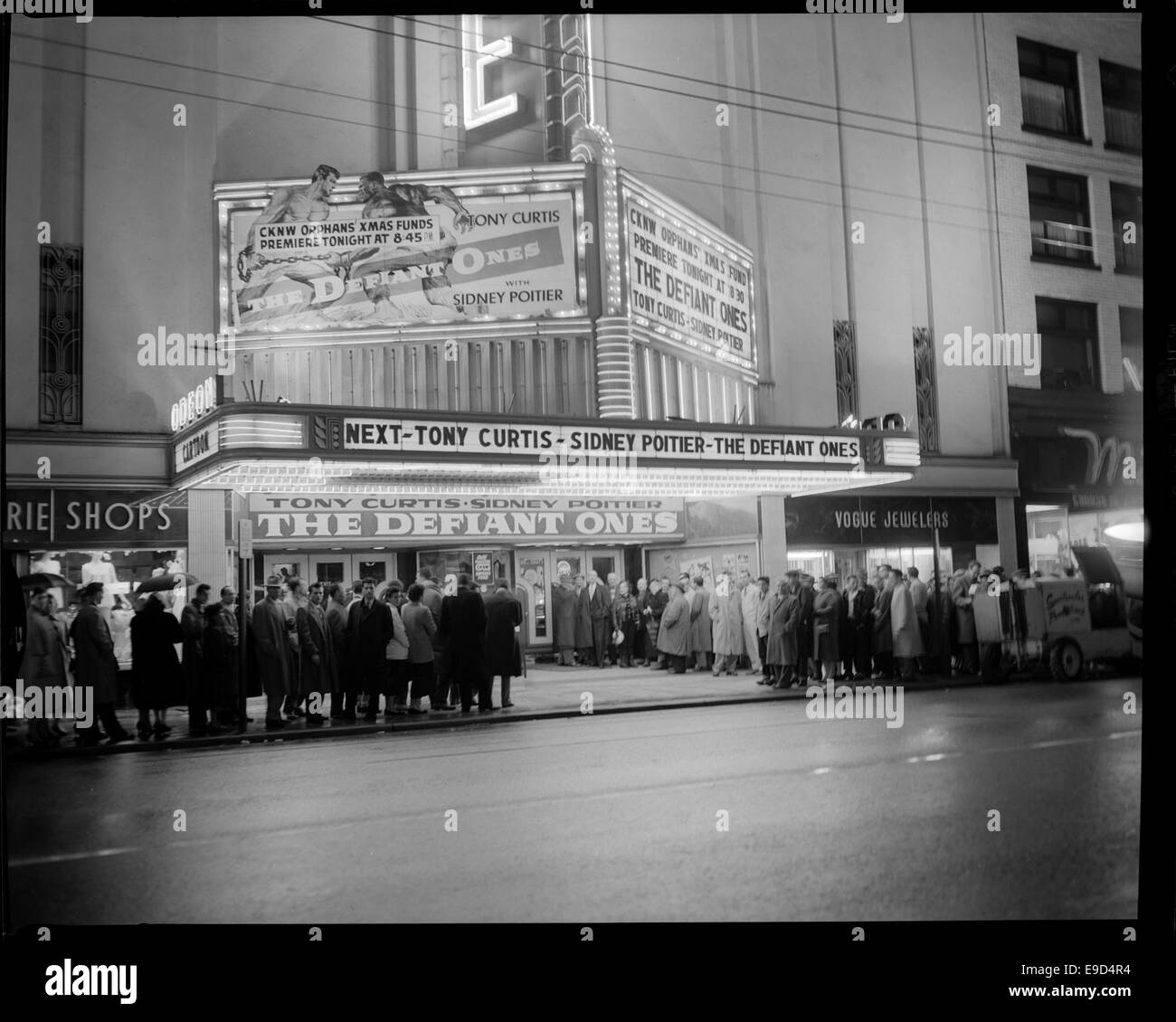 Una fotografia dell'esterno del Teatro Vogue, che mostra il suo design architettonico vintage e il tendone. L'immagine cattura il significato storico di questo teatro iconico in un'era passata del cinema. Foto Stock