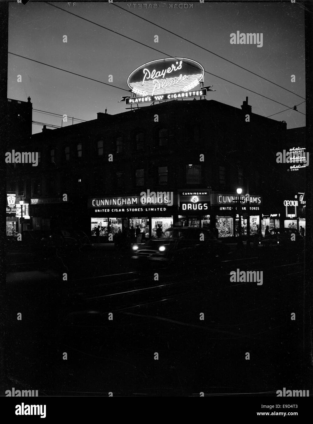 Fotografia di un cartello al neon per le sigarette dei giocatori a Vancouver. L'immagine cattura il segnale luminoso e illuminato che pubblicizza il marchio in un ambiente urbano. Foto Stock