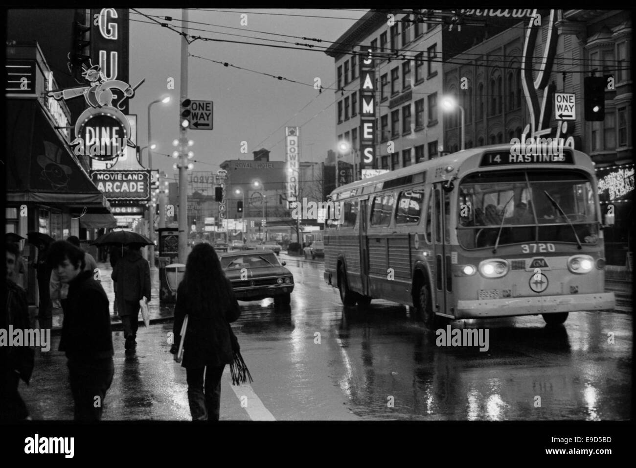 Questa fotografia mostra i Granville Theatres, un cinema iconico della metà del XX secolo. L'immagine cattura l'esterno dell'edificio e la sua segnaletica. Foto Stock