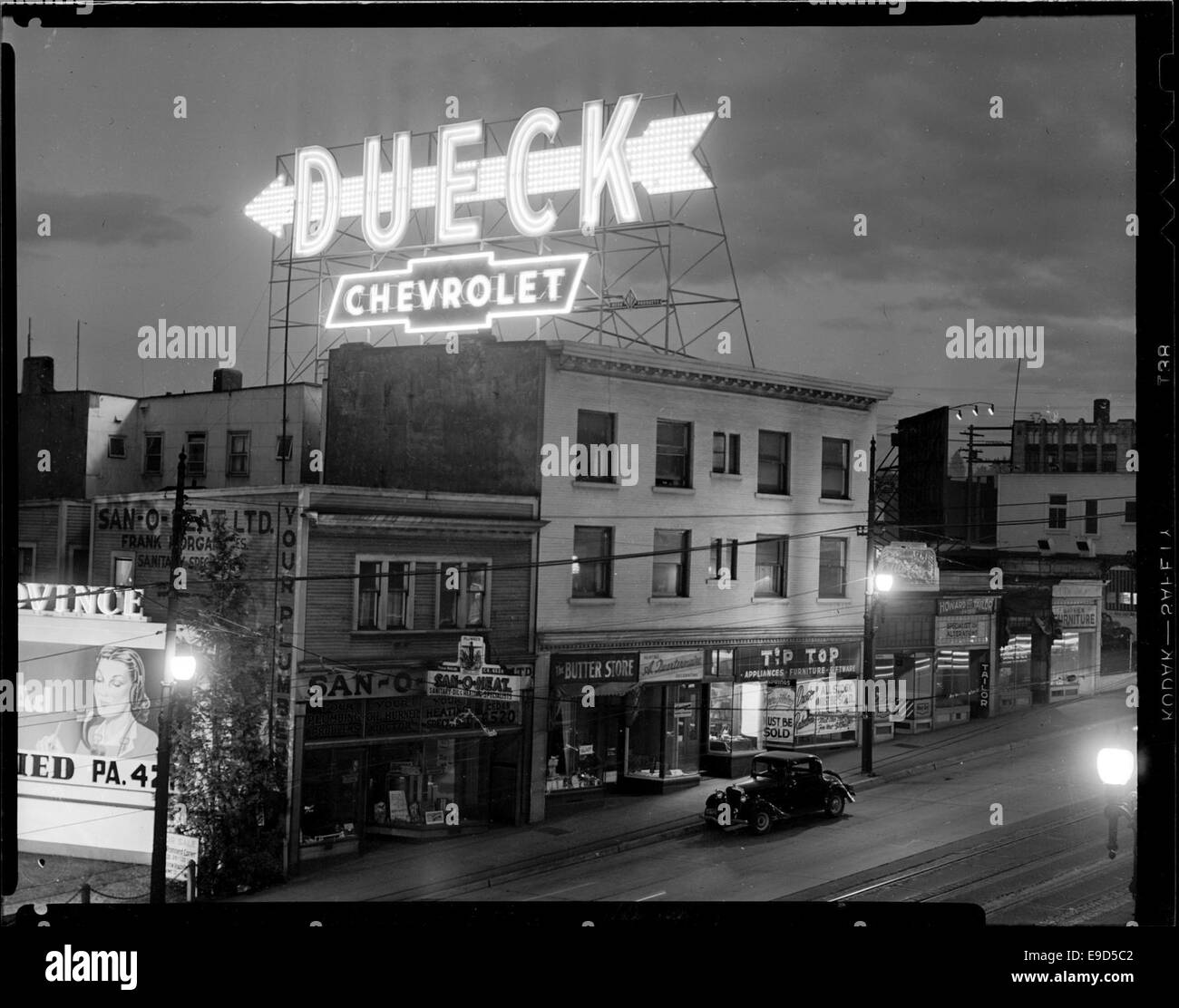 Fotografia del cartello Dueck Chevrolet, un punto di riferimento storico per la concessionaria Chevrolet, che cattura la segnaletica neon vintage. Foto Stock