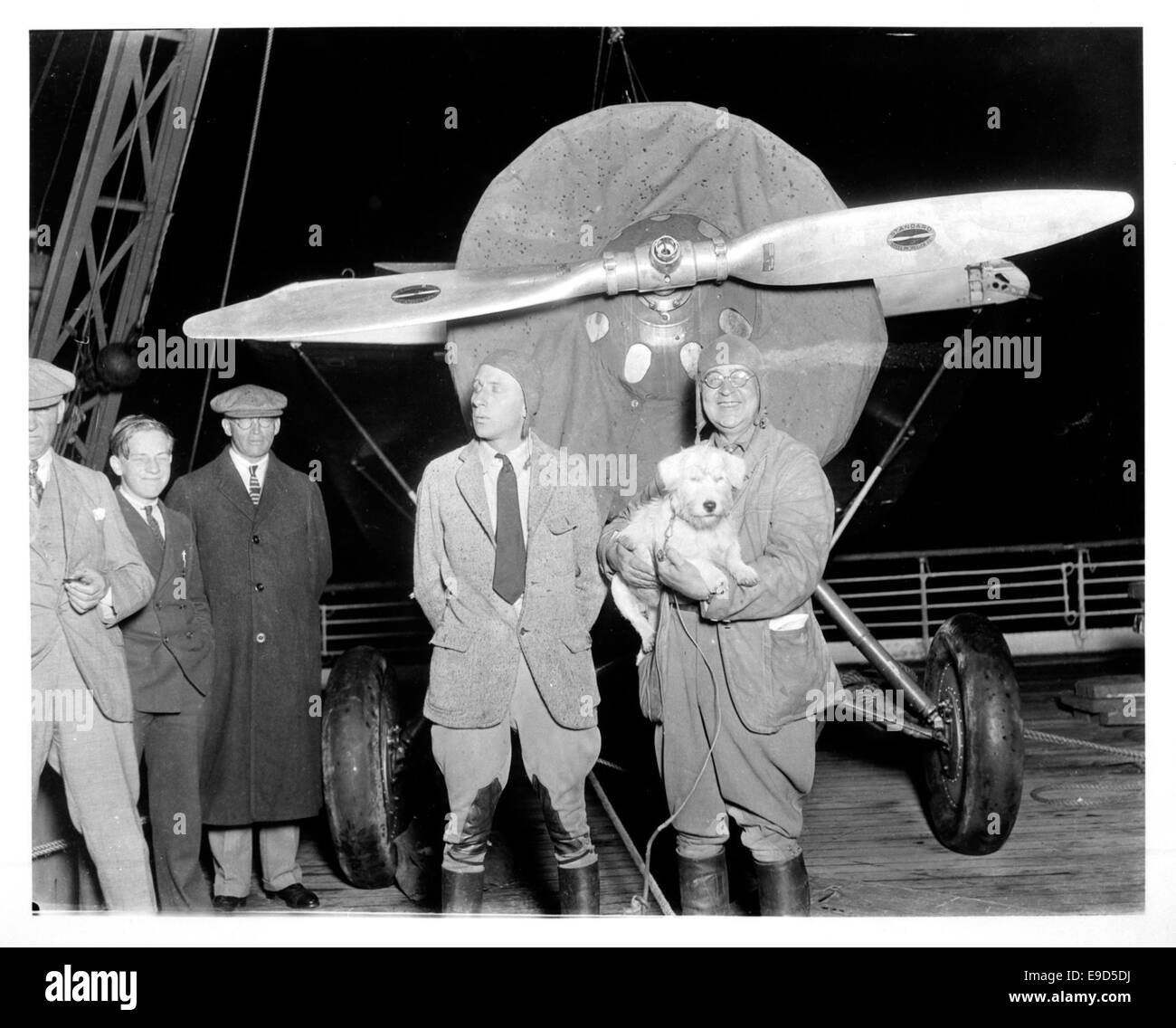 Questa fotografia cattura gli aviatori con il loro cane, probabilmente della prima era dell'aviazione. L'immagine ritrae il legame tra i primi aviatori e i loro animali durante i giorni pionieristici del volo. Foto Stock
