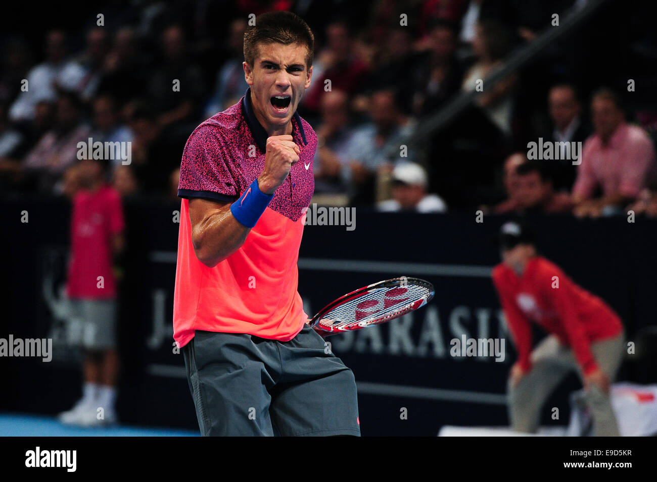 Basel, Svizzera. 25 ottobre, 2014. Borna Coric (CRO) cheers durante la semifinale della Swiss interni a St. Jakobshalle. Foto: Miroslav Dakov/ Alamy Live News Foto Stock