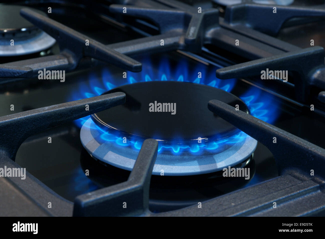 Bruciatore di gas su un fornello domestico o la stufa Foto Stock