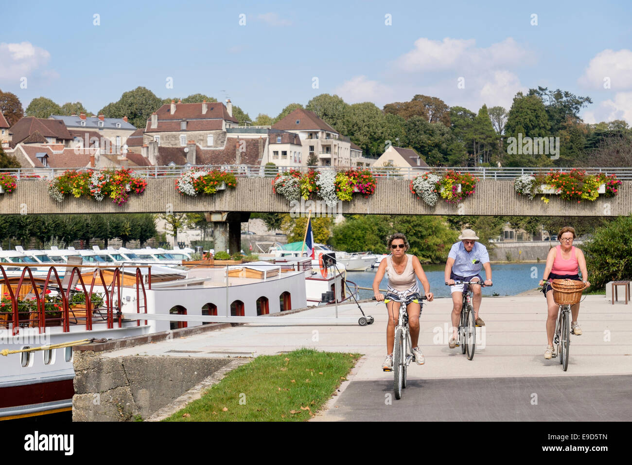 Persone in bicicletta lungo il fiume percorso da Canal du Rhone au Rhin e fiume Doubs. Dole, Giura, Franche-Comte, Francia, Europa Foto Stock