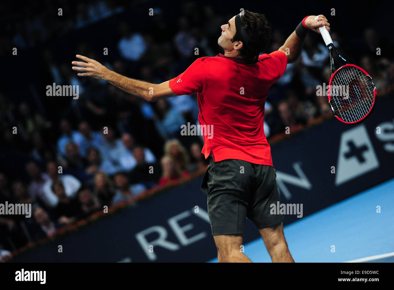 Basel, Svizzera. 25 ottobre, 2014. Roger Federer salta per un smash volley durante la semifinale della Swiss interni a St. Jakobshalle. Foto: Miroslav Dakov/ Alamy Live News Foto Stock