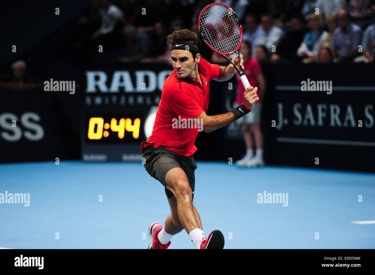 Basel, Svizzera. 25 ottobre, 2014. Roger Federer durante la semifinale della Swiss interni a St. Jakobshalle. Foto: Miroslav Dakov/ Alamy Live News Foto Stock