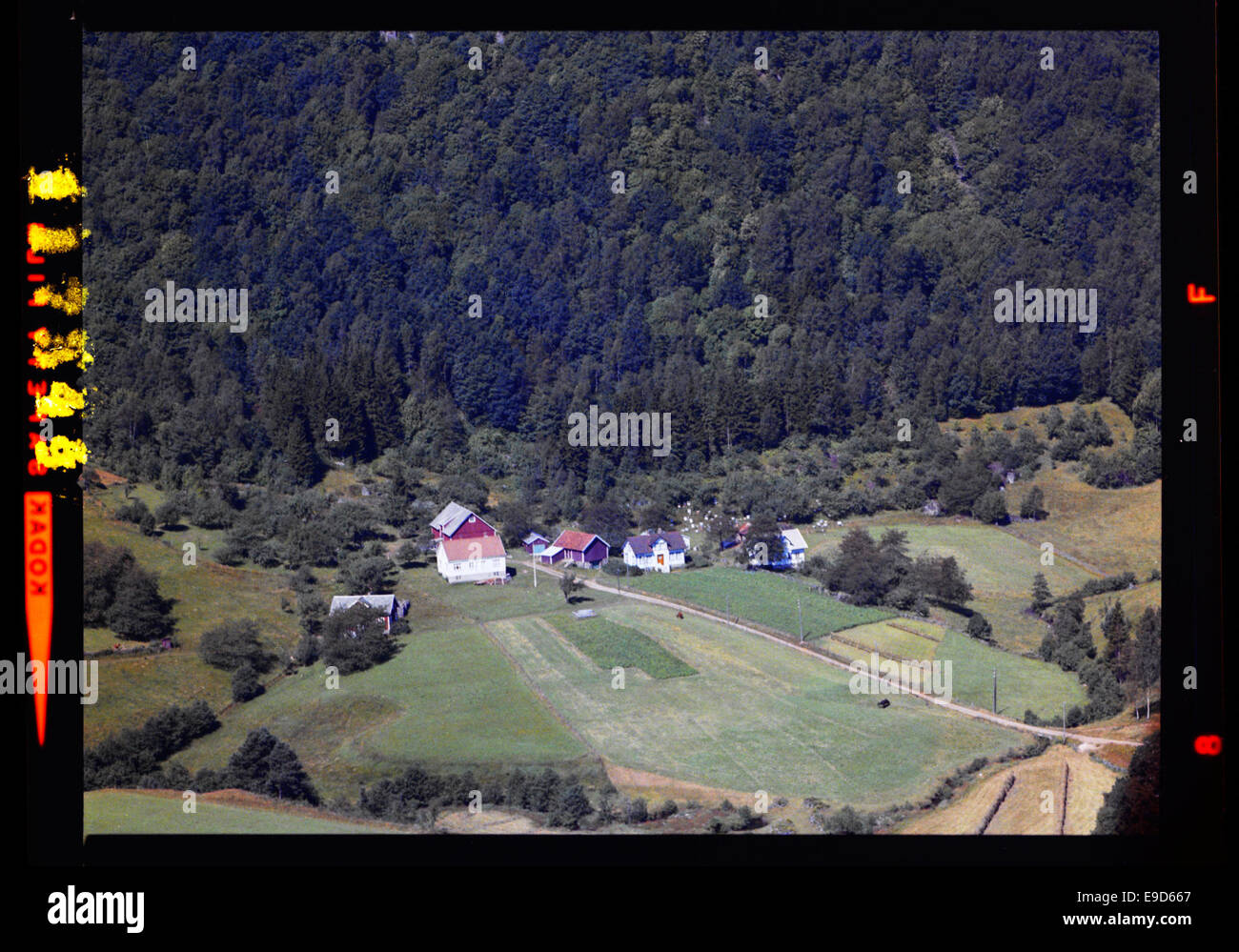 Un'altra foto aerea di Kvinesdal kommune, scattata da un'angolazione diversa. Questa fotografia obliqua, scattata dal Flyveselskap A/S di Widerøe, offre ulteriori viste del paesaggio naturale di Kvinesdal. Foto Stock
