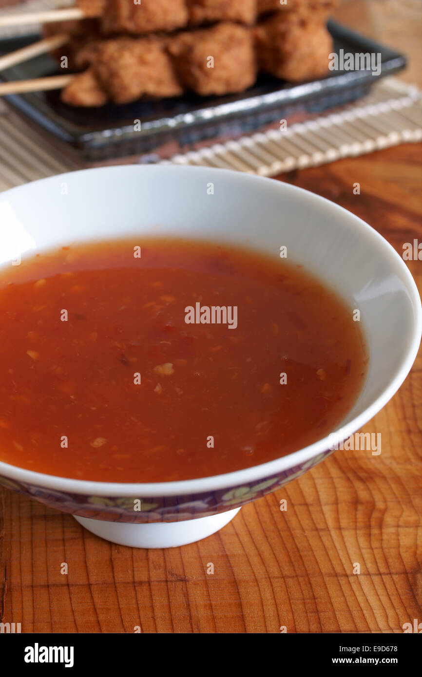 Thai peperoncino dolce immersione salsa fatta con red chilis aceto di riso aglio e zucchero Foto Stock