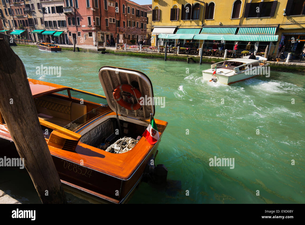 Esecuzione di riparazioni su un taxi d'acqua, il Grand Canal, Venezia, Italia. Foto Stock