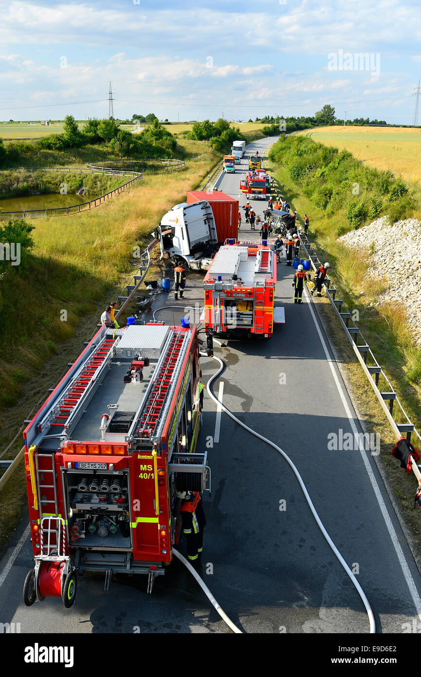 Incidente nel traffico , Audi A3, carrello , collisione frontale, FTO , SS ST 2580 In Oberneuching , Erding , Markt Schwaben , Baviera , Foto Stock