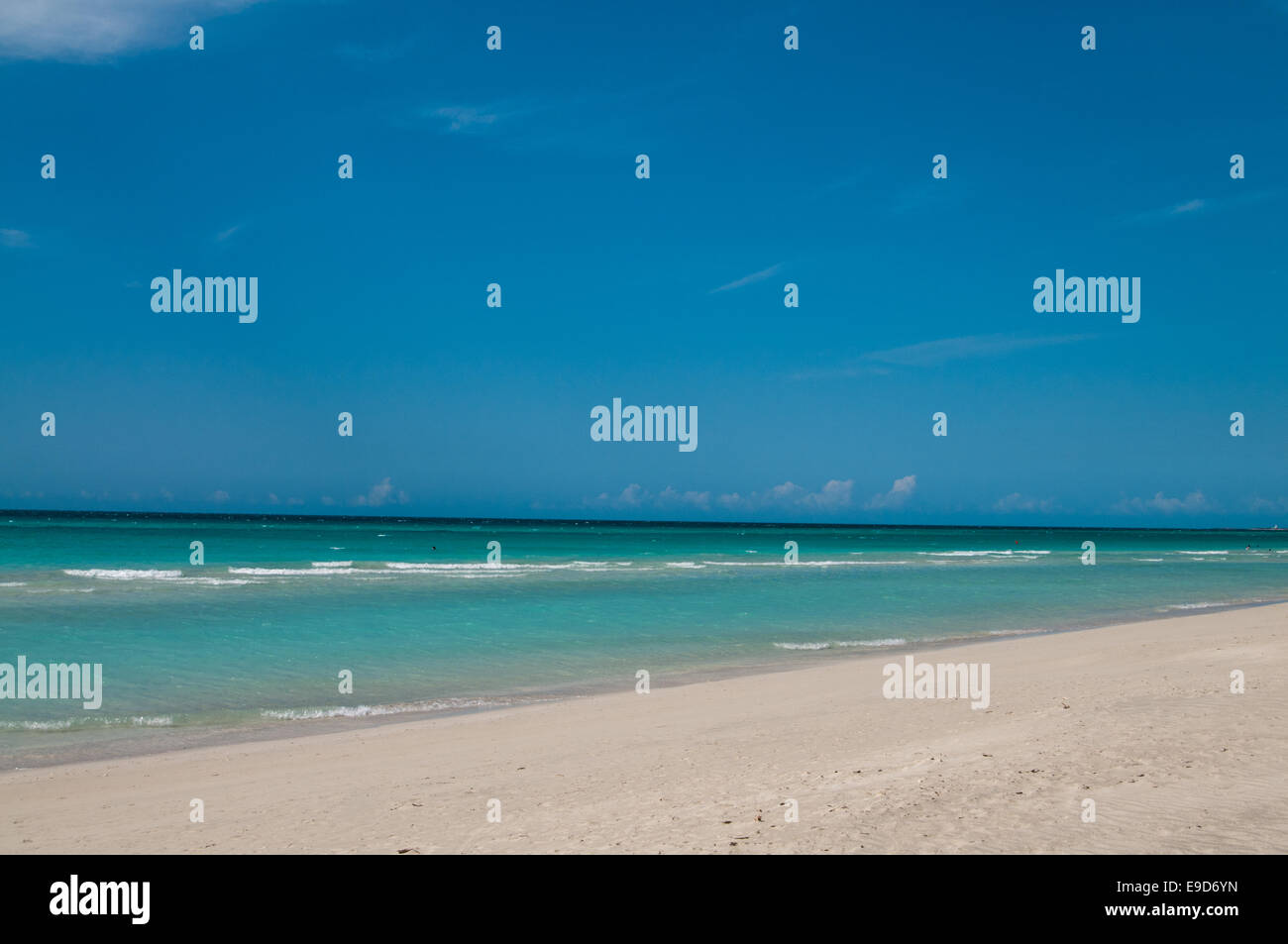 Una romantica spiaggia dei Caraibi vicino mare blu Foto Stock