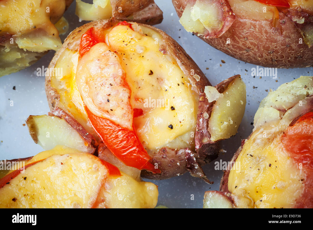 In casa di patate al forno con pomodoro, pancetta e formaggio Foto Stock