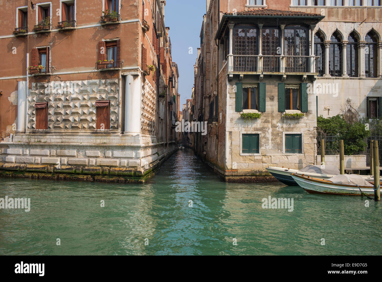 Lato stretto canale, il Grand Canal, Venezia, Italia. Foto Stock