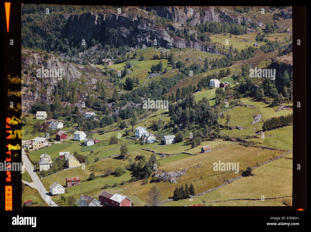 Una fotografia aerea di Kvinesdal kommune, Norvegia, scattata da Rafoss Skråfotografi, con vedute oblique del paesaggio. La fotografia fa parte degli archivi della Biblioteca Nazionale di Norvegia. Foto Stock
