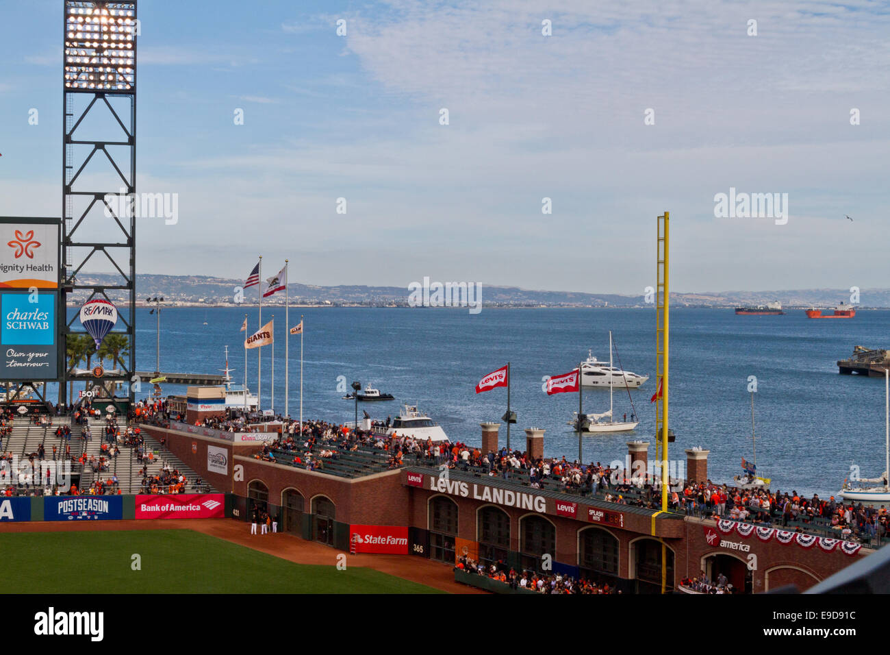 Vista del campo a destra e McCovey Cove da AT&T Park, sede dei San Francisco Giants squadra di baseball durante gli NLC Foto Stock