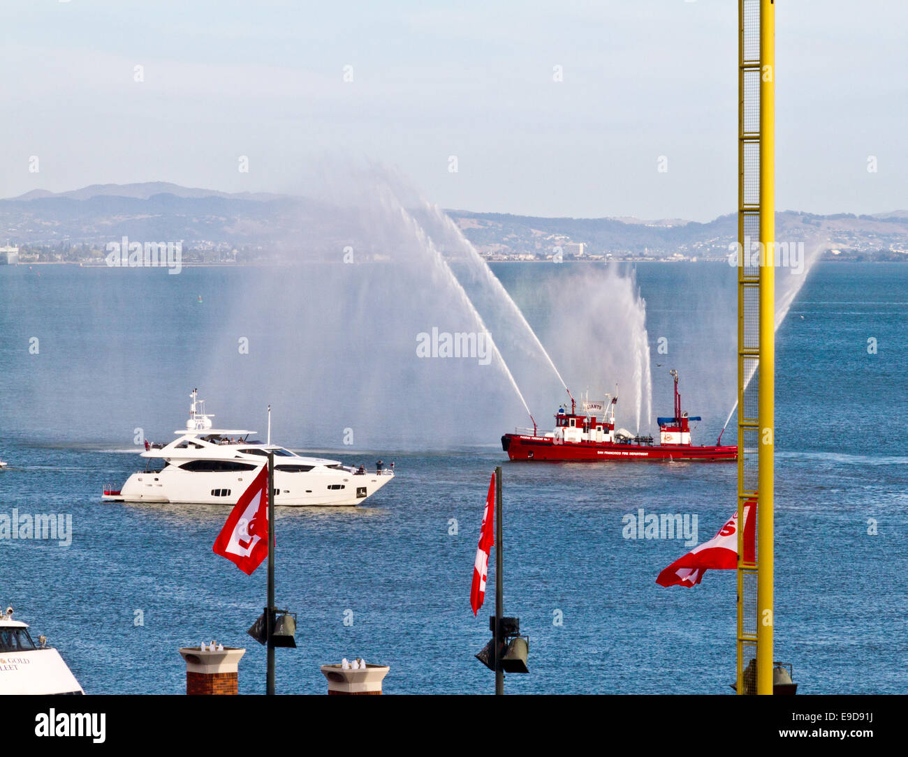 Vista di McCovey Cove e la baia di San Francisco da AT&T Park, sede dei San Francisco Giants squadra di baseball durante gli NLC. Foto Stock