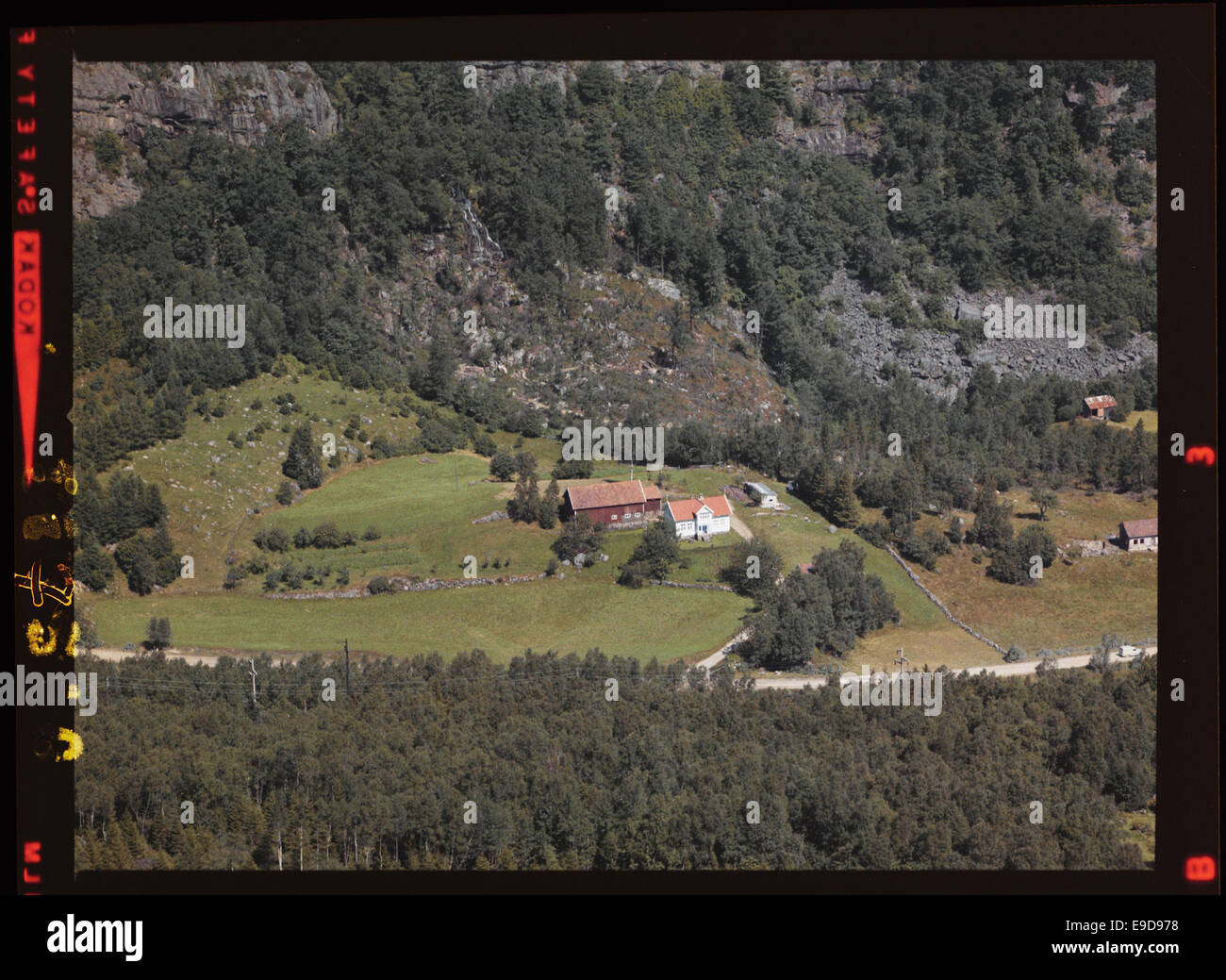 Una fotografia aerea del comune di Kvinesdal in Norvegia, che mostra il paesaggio e la topografia di questa regione. L'immagine evidenzia le aree rurali e l'ambiente naturale della Norvegia meridionale. Foto Stock