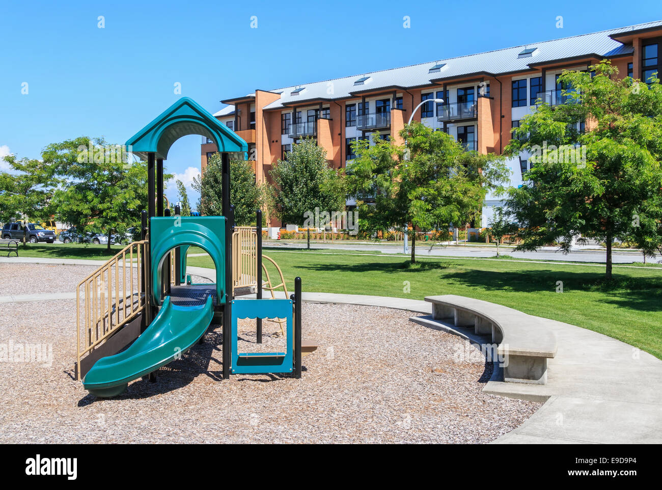 Un parco giochi per bambini apparecchiature nel complesso di appartamenti. Foto Stock