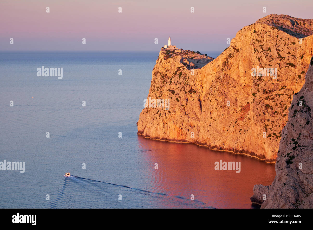 Faro a Capo Formentor nella Costa del Nord di Maiorca, Spagna, Isole Baleari. Foto Stock