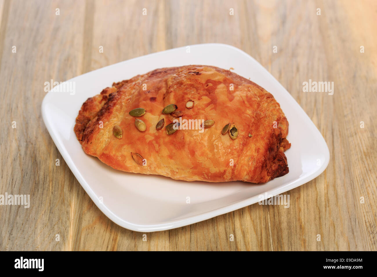 Una zucca aromatizzati croissant pasticceria placcato su un piatto bianco Foto Stock