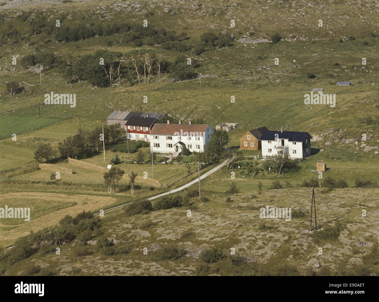 Fotografia aerea di Nordgården, Breistrand, a Dønna kommune, Norvegia, scattata da Widerøe Flyveselskap A/S. L'immagine mostra il paesaggio dall'alto con viste oblique dettagliate dell'area. Foto Stock